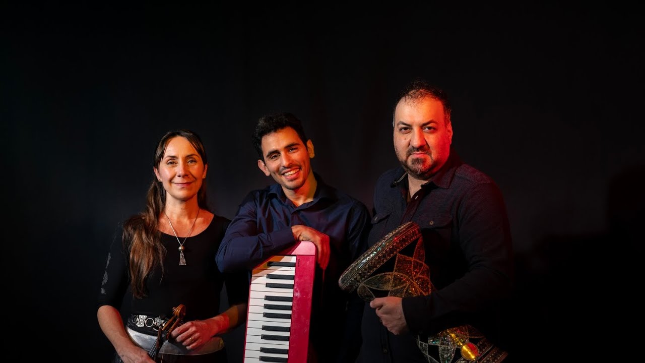 MahallTrio   Hal 'asmar allawn La rosa enflorese